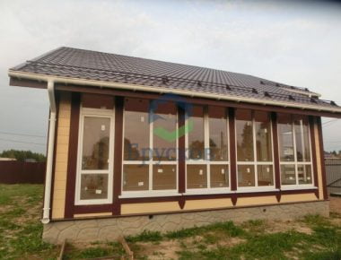 дом из бруса с большими окнами